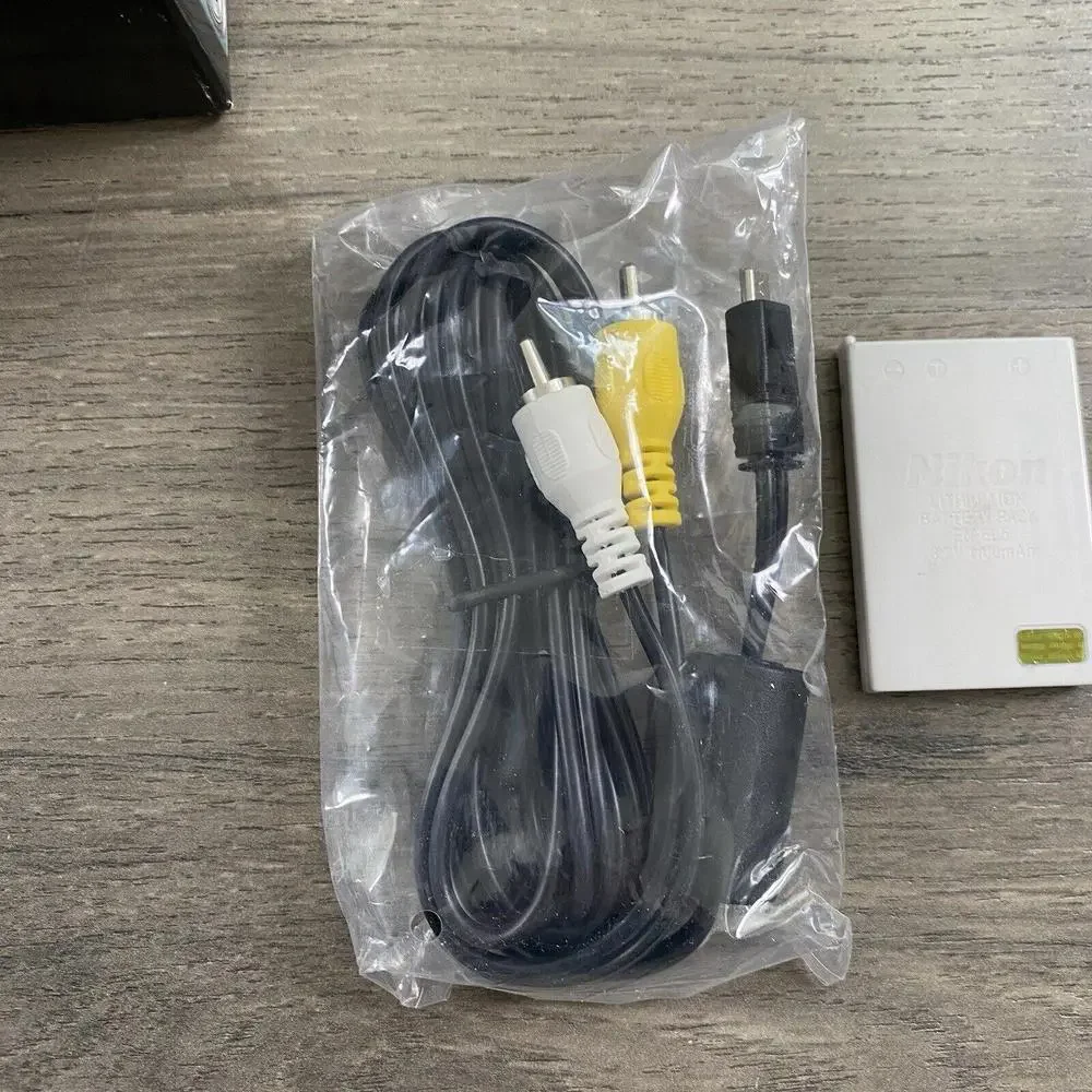 Nikon Coolpix E5200 5.1 MP Digital Camera 2X Batteries, charger, box - FOR PARTS